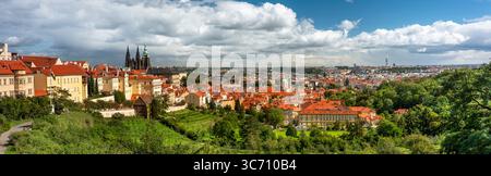 Panorama der Prager Skyline vom Petrin Garten Obstgärten Tschechien Stockfoto