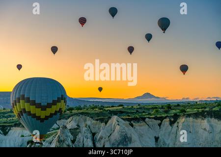Bunte Heißluftballons fliegen über Kappadokien bei Sonnenaufgang in der Türkei Stockfoto