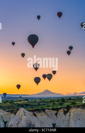 Bunte Heißluftballons fliegen über Kappadokien bei Sonnenaufgang in der Türkei Stockfoto