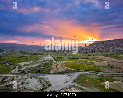 Drohnenansicht von Heißluftballons, die über Kappadokien in der Türkei fliegen Stockfoto