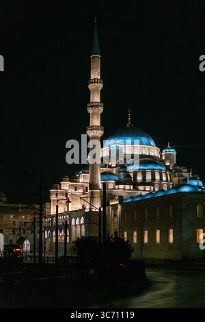 Die Yeni-Moschee beleuchtet Istanbuls Nacht in der Türkei Stockfoto