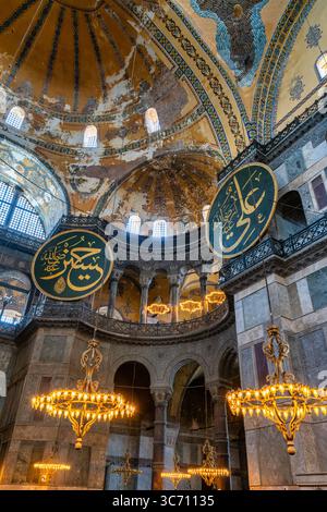 Innenraum der Hagia Sophia mit Mosaiken und Kronleuchtern in Istanbul Stockfoto