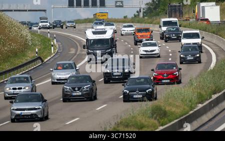 Scharenstetten, Deutschland. August 2025. Urlauber fahren auf der A8 Stuttgart-München. Baden-Württemberg und Bayern sind die letzten bundesländer, die ihren Sommerurlaub beginnen. Quelle: Stefan Puchner/dpa/Alamy Live News Stockfoto