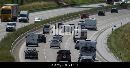 Scharenstetten, Deutschland. August 2025. PKW und Lkw fahren auf der A8 Stuttgart-München. Baden-Württemberg und Bayern sind die letzten bundesländer, die ihren Sommerurlaub beginnen. Quelle: Stefan Puchner/dpa/Alamy Live News Stockfoto