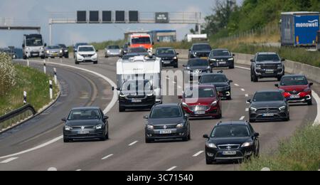 Scharenstetten, Deutschland. August 2025. Autos fahren auf der A8 Stuttgart-München. Baden-Württemberg und Bayern sind die letzten bundesländer, die ihren Sommerurlaub beginnen. Quelle: Stefan Puchner/dpa/Alamy Live News Stockfoto