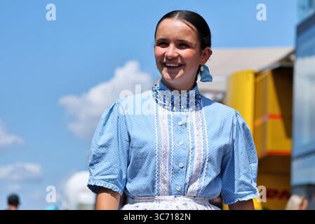 Budapest, Ungarn. August 2025. Rundkurs-Atmosphäre - traditionell gekleideter Gast im Fahrerlager. 01.08.2025. Formel-1-Weltmeisterschaft, Rd 14, Großer Preis Von Ungarn, Budapest, Ungarn, Übungstag. Quelle: James Moy/Alamy Live News Stockfoto