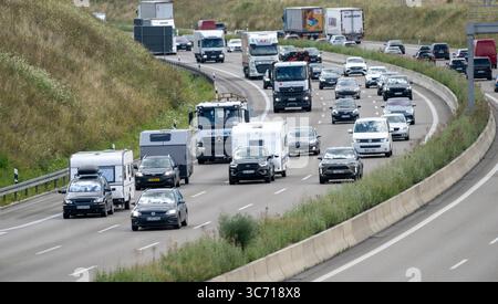 Temmenhausen, Deutschland. August 2025. PKW und Lkw fahren auf der A8 Stuttgart-München. Baden-Württemberg und Bayern sind die letzten bundesländer, die ihren Sommerurlaub beginnen. Quelle: Stefan Puchner/dpa/Alamy Live News Stockfoto