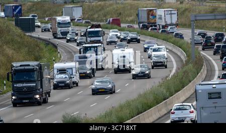 Temmenhausen, Deutschland. August 2025. PKW und Lkw fahren auf der A8 Stuttgart-München. Baden-Württemberg und Bayern sind die letzten bundesländer, die ihren Sommerurlaub beginnen. Quelle: Stefan Puchner/dpa/Alamy Live News Stockfoto