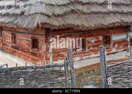 Traditionelles Holzhaus mit Strohdach und kleinen Fenstern Stockfoto