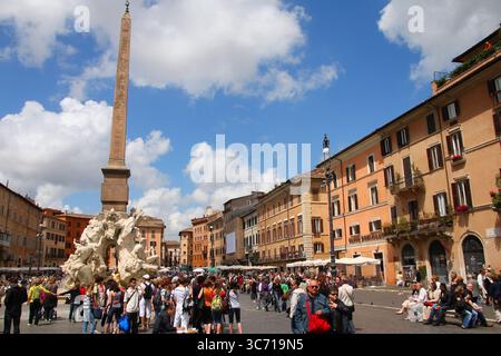 ROM, ITALIEN - 13. MAI 2010: Besucher besuchen an einem sonnigen Tag in Rom, Italien, den monumentalen barocken öffentlichen Platz der Piazza Navona. Stockfoto