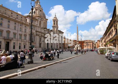 ROM, ITALIEN - 13. MAI 2010: Besucher besuchen an einem sonnigen Tag in Rom, Italien, den monumentalen barocken öffentlichen Platz der Piazza Navona. Stockfoto