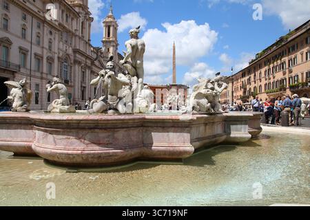 ROM, ITALIEN - 13. MAI 2010: Besucher besuchen an einem sonnigen Tag in Rom, Italien, den monumentalen barocken öffentlichen Platz der Piazza Navona. Stockfoto