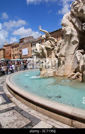 ROM, ITALIEN - 13. MAI 2010: Besucher besuchen an einem sonnigen Tag in Rom, Italien, den monumentalen barocken öffentlichen Platz der Piazza Navona. Stockfoto