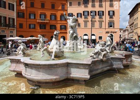 ROM, ITALIEN - 13. MAI 2010: Besucher besuchen an einem sonnigen Tag in Rom, Italien, den monumentalen barocken öffentlichen Platz der Piazza Navona. Stockfoto