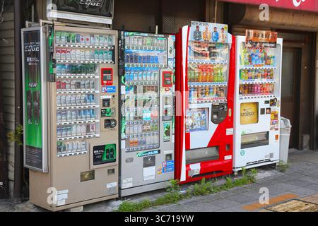NAGOYA, JAPAN - 28. APRIL 2012: Getränke- und Zigarettenautomaten in Nagoya, Japan. Japan ist berühmt für seine Automaten mit mehr als 5,5 Automaten Stockfoto