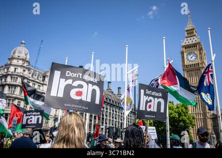LONDON, Großbritannien - 14. Juni: Demonstranten versammeln sich auf dem Parliament Square, um von der britischen Regierung zu fordern, die Waffenlieferungen an Israel einzustellen. Organisiert von der Palestine Sol Stockfoto