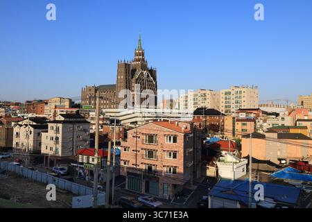 SUWON, SÜDKOREA - 8. APRIL 2023: Moderne Skyline von Suwon. Es ist eine der größten Städte Südkoreas. Stockfoto