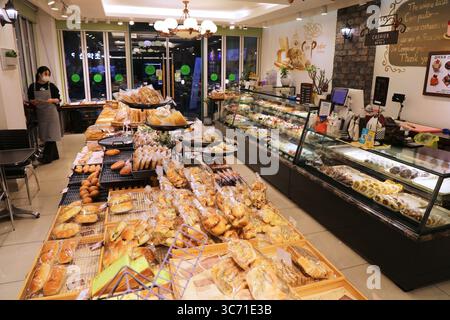 SUWON, SÜDKOREA - 8. APRIL 2023: Süßes Gebäck im europäischen Stil in einer lokalen Bäckerei in Suwon, Südkorea. Stockfoto