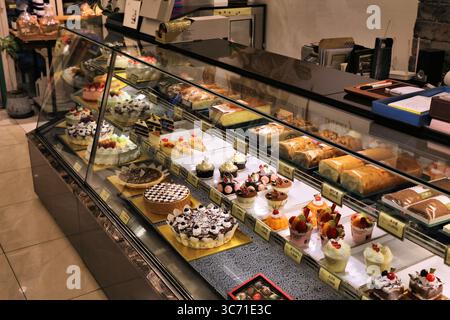 SUWON, SÜDKOREA - 8. APRIL 2023: Süßes Gebäck im europäischen Stil in einer lokalen Bäckerei in Suwon, Südkorea. Stockfoto