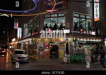 SUWON, SÜDKOREA - 8. APRIL 2023: Yongsung Fried Chicken Restaurant in Suwon. Die Suwon Chicken Street ist berühmt für ihre Restaurants mit gebratenem Huhn. Stockfoto