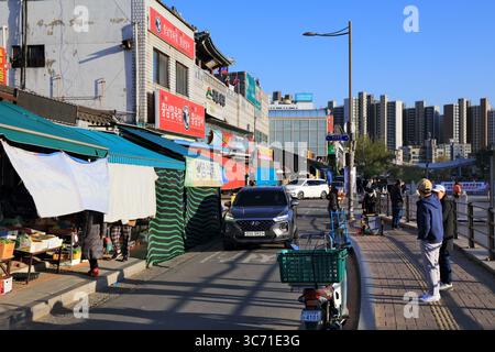 SUWON, SÜDKOREA - 8. APRIL 2023: Blick auf die Straße in der Innenstadt von Suwon. Es ist eine der größten Städte Südkoreas. Stockfoto