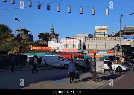 SUWON, SÜDKOREA - 8. APRIL 2023: Die Menschen laufen in der Innenstadt von Suwon. Es ist eine der größten Städte Südkoreas. Stockfoto