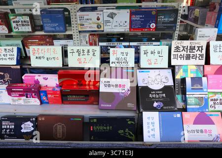 SUWON, SÜDKOREA - 8. APRIL 2023: Rezeptfreie pharmazeutische Nahrungsergänzungsmittel in Suwon, Südkorea. Stockfoto