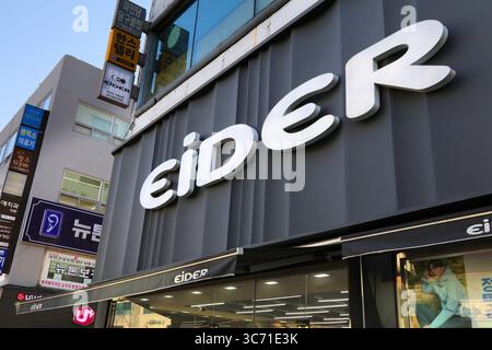SUWON, SÜDKOREA - 8. APRIL 2023: Eider französischer Outdoor- und Bergsport-Markenladen in Suwon, Südkorea. Stockfoto