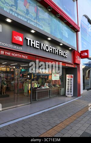 SUWON, SÜDKOREA - 8. APRIL 2023: Der nordamerikanische Outdoor- und Bergsport-Markenladen in Suwon, Südkorea. Stockfoto