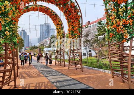 BUSAN, SÜDKOREA - 29. MÄRZ 2023: Besucher besuchen den Mipo Blueline Square Park in Busan. Stockfoto