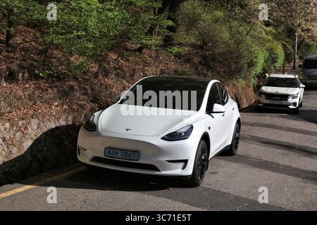 SUWON, SÜDKOREA – 8. APRIL 2023: Tesla Model X Elektroauto mit Crossover-SUV parkt in Südkorea. Stockfoto