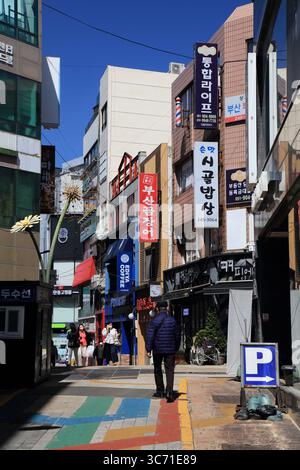 BUSAN, SÜDKOREA - 27. MÄRZ 2023: Blick auf die Stadt Busan im Stadtzentrum von Nampo-dong. Stockfoto