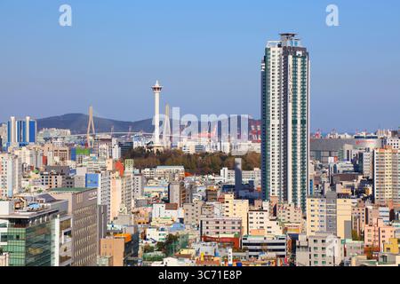 BUSAN, SÜDKOREA - 27. MÄRZ 2023: Stadtbild der Innenstadt von Busan mit Bezirk Jung (jung-gu) und Bezirk Seo-gu. Stockfoto