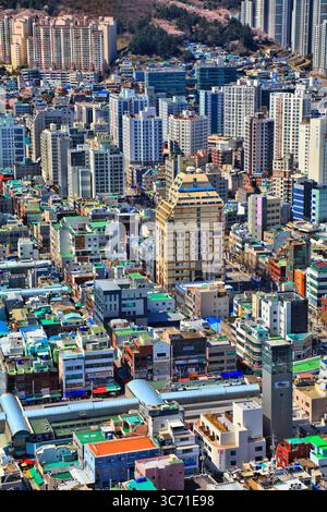 BUSAN, SÜDKOREA - 27. MÄRZ 2023: Stadtbild von Busan mit Jung-gu und Daecheong-dong. Stockfoto
