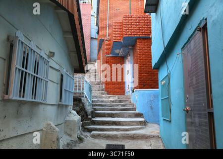 Straßenblick auf das Gamcheon Culture Village farbenfrohe Viertel in Busan, Südkorea. Stockfoto
