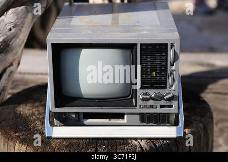 Vintage tragbarer Mini-TV und Radio. 1980er Jahre Technologie Nostalgie kleines Retro-Fernsehgerät. Stockfoto