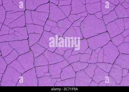 Hintergrund der violetten Grunge-Oberfläche. Retro-Textur von abblätternder Farbe. Stark beanspruchte, gerissene, grundierte Oberfläche im Hintergrund. Stockfoto