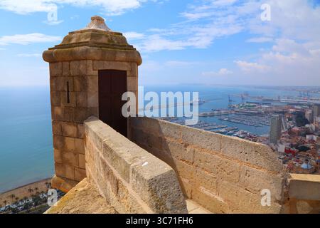 Blick auf die Stadt von Alicante vom Schloss Santa Barbara. Alicante in der Gemeinschaft Valenciana (Comunidad Valenciana), Spanien. Stockfoto
