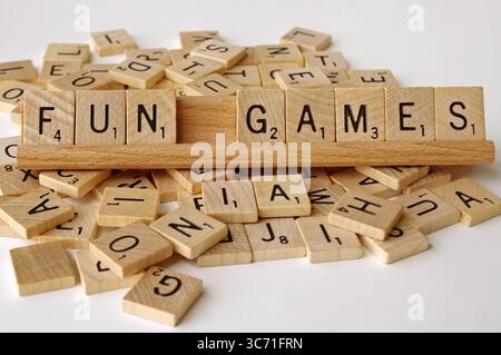 Nahaufnahme der Vintage Wooden Scrabble Spielsteine mit verschiedenen Buchstaben und der Schreibweise LUSTIGER SPIELE. Foto aufgenommen in Ontario Kanada am 30. Juli 2025 Stockfoto