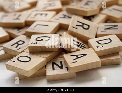 Vintage Holz Scrabble Spielsteine mit verschiedenen Buchstaben Stockfoto
