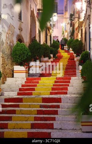 Calpe Stadt in Spanien. Abendlicher Blick auf die Altstadt auf die spanische Flaggentreppe. Stockfoto