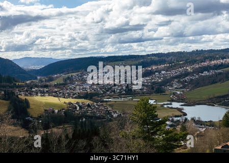 Malerischer Blick auf Les Brenets, ein malerisches Dorf im Kanton Neuchâtel, Schweiz, eingebettet in den Jura. Stockfoto