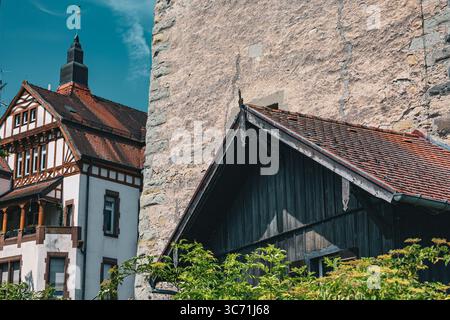 Nahaufnahme des traditionellen Fachwerkhauses und der historischen Steinmauer mit roten Ziegeldächern in Konstanz Deutschland. Eine Mischung aus architektonischen Texturen Ref Stockfoto