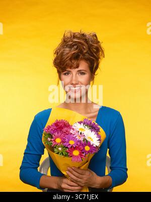 LISA ANNE, GEMISCHTE ASTERN IN GELBER VERPACKUNG Stockfoto