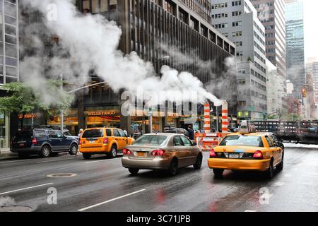 NEW YORK, USA - 1. JULI 2013: Verkehrs- und Dampfauslässe an der 3rd Avenue in New York. Stockfoto