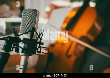 Cello-Heimaufnahme, Mikrofon im Vordergrund. Stockfoto