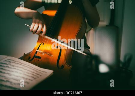 Cello-Heimaufnahme, Mikrofon im Vordergrund. Stockfoto