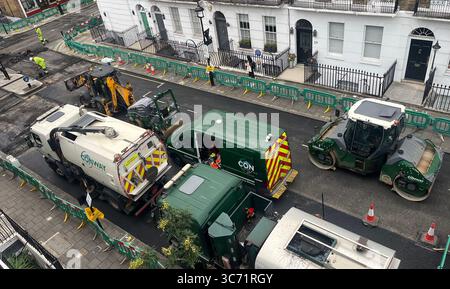 Straßenüberholung in einer Wohnstraße in Marylebone, London, W1 UK Stockfoto