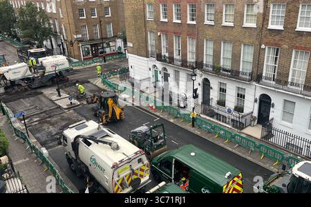 Straßenüberholung in einer Wohnstraße in Marylebone, London, W1 UK Stockfoto