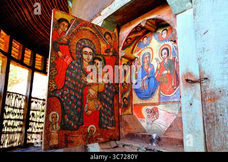 26. April 2019, Bahir dar, Amhara, Äthiopien: Gemälde in Side ein Kunstfenster zeigt Engel und Maria mit einem jungen afrikanischen Jesus in der Kidane Mehret Kirche am Tana-See, nahe Bahir dar, Äthiopien. (Kreditbild: © Chuck David/VW Pics via ZUMA Wire) Stockfoto